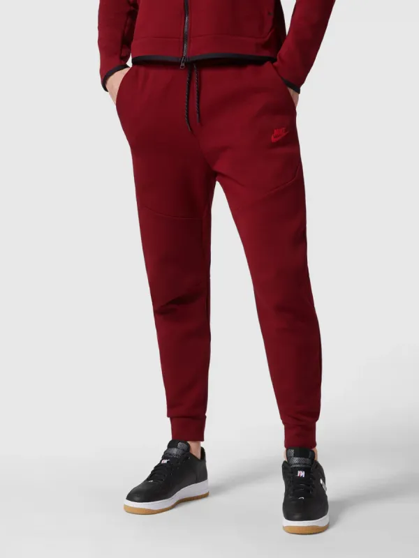 Nike Spodnie dresowe o kroju regular fit z nadrukiem z logo