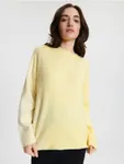 Miękki sweter wykonany z gładkiej dzianiny o kroju oversize. - żółty