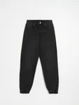 Wygodne jeansy o kroju jogger wykonane z bawełn z domieszką delikatnej dla skóry wiskozy. - czarny