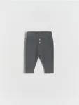 Spodnie o regularnym fasonie, wykonane z bawełnianej dzianiny. - ciemnoszary