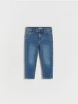 Jeansy o regularnym fasonie, wykonane z bawełnianej tkaniny z dodatkiem elastycznych włókien. - niebieski