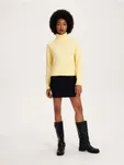 Sweter o swobodnym fasonie, wykonany z gładkiej dzianiny. - jasnożółty