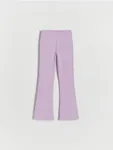 Spodnie typu flare, wykonane z bawełnianej dzianiny z dodatkiem elastycznych włókien. - lawendowy