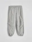 Spodnie o swobodnym fasonie, wykonane z bawełnianej tkaniny. - jasnoszary