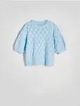 Sweter o swobodnym kroju, wykonany z ażurowej dzianiny. - jasnoniebieski