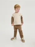 Spodnie o prostym fasonie, wykonane z bawełnianej dzianiny z dodatkiem elastycznych włókien. - brązowy