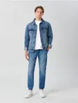 Spodnie jeansowe o kroju jogger, wykonane z tkaniny z dodatkiem elastycznych włókien. - granatowy