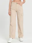 Spodnie jeansowe z kieszeniami cargo oraz ozdobnymi przeszyciami, wkonane w 100% z bawełny. - kremowy