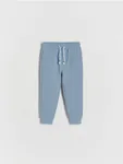 Spodnie o swobodnym fasonie, wykonane z bawełnianej dzianiny. - niebieski