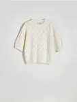 Sweter o swobodnym kroju, wykonany z ażurowej dzianiny. - kremowy