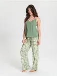 Dwuczęściowa piżama składająca się z koszulki na cienkich ramiączkach i długich, zwiewnych spodni. Uszyta z przyjemnej w dotyku wiskozy. - zielony