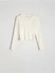 Sweter o dopasowanym fasonie, wykonany z wiskozowej dzianiny. - złamana biel