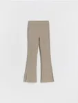 Spodnie typu flare, wykonane z bawełnianej tkaniny z dodatkiem elastycznych włókien. - zielony