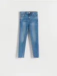 Jeansy o dopasowanym fasonie, wykonane z bawełny z domieszką elastycznych włókien. - niebieski