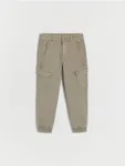 Spodnie typu jogger cargo, wykonane z bawełnianej tkaniny z dodatkiem elastycznych włókien. - oliwkowy