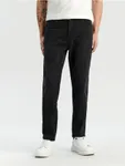 Spodnie jeansowe o kroju comfort fit wykonane z bawełny z dodatkiem elastyczych włókien. - czarny