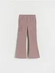 Spodnie typu flare, wykonane z bawełnianej tkaniny z dodatkiem elastycznych włókien. - kasztanowy