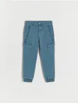 Spodnie typu jogger cargo, wykonane z bawełnianej tkaniny z dodatkiem elastycznych włókien. - niebieski