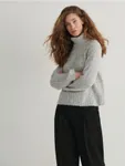 Sweter o prostym fasonie, wykonany z prążkowanej dzianiny. - jasnoszary