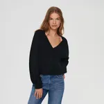 Czarny sweter z dekoltem V - Czarny