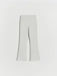 Spodnie typu flare, wykonane z bawełnianej dzianiny z dodatkiem elastycznych włókien. - jasnoszary