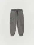 Spodnie typu jogger, wykonane z przyjemnej w dotyku, bawełnianej dzianiny. - ciemnoszary