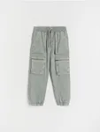 Spodnie typu jogger wykonane z miękkiej, bawełnianej dzianiny. - zielony