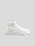Wysokie, białe sneakersy wykonane z imitacji skóry. - biały