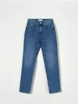 Spodnie jeansowe o prostym kroju, uszyte z bawełny z domieszką elastycznych włókien. - niebieski