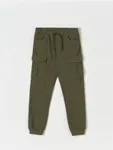 Wygodne spodnie cargo wykonane z bawełnianej tkaniny. - zielony