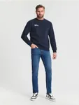 Spodnie jeansowe o kroju slim, wykonane z bawełnianej tkaniny z dodatkiem elastycznych włókien. - granatowy