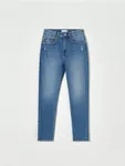 Wygodne spodnie jeansowe uszyte z materiału zawierającego delikatną dla skóry bawełnę i elastyczne włókna. - niebieski