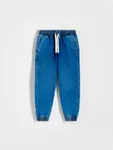 Jeansy typu jogger, wykonane z miękkiego denimu z dodatkiem elastycznych włókien. - niebieski
