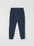 Spodnie jogger z kieszeniami cargo, uszyty z bawełny z dodatkiem elastycznych włókien. - niebieski