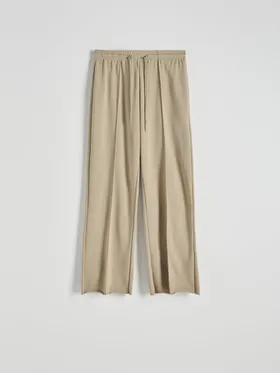 Spodnie o swobodnym fasonie, wykonane z gładkiej dzianiny z bawełną. - zielony