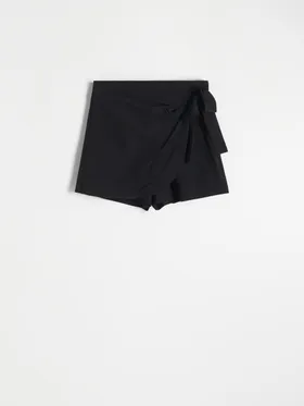 Szorty imitujące spódnicę - Czarny