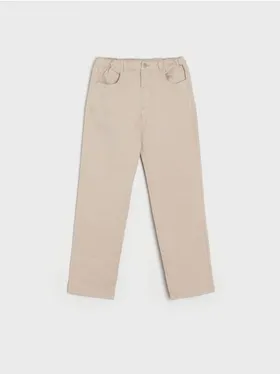 Wygodne spodnie jeansowe wykonane z bawełnianej tkaniny z domieszką elastycznych włókien. - beżowy