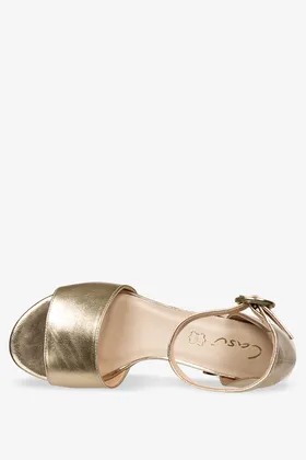 Złote sandały skórzane damskie na ozdobnym niskim obcasie z zakrytą piętą pasek wokół kostki produkt polski casu 2143-703