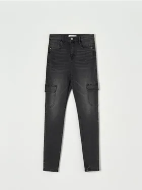 Spodnie jeansowe o kroju skinny z kieszeniami cargo, uszyte z bawełny z domieszką elastycznych włókien. - szary