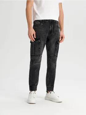 Wygodne jeansy cargo slim jogger uszyte z bawełny z dodatkiem elastycznych włókien. - czarny