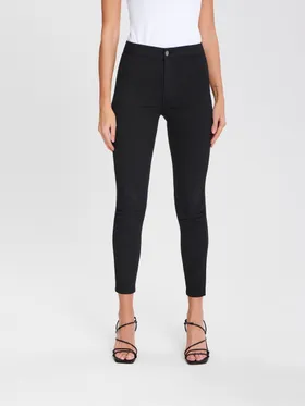 Spodnie jeansowe o kroju skinny wykonane z bawełny z dodatkiem szybkoschnącego materiału oraz elastycznych włókien. - czarny
