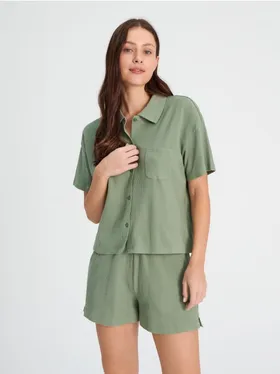 Piżama dwuczęściowa wykonana z prążkowanego materiału, uszyta z bawełny z dodatkiem delikatnej dla skóry wiskozy. - zielony