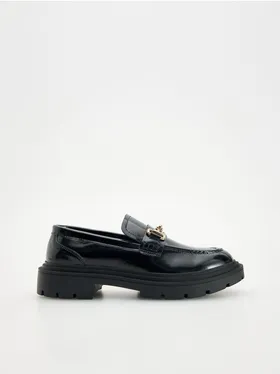 Buty typu loafers, wykonane z lakierowanej skóry naturalnej. - czarny