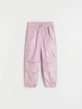 Spodnie typu parachute, wykonane z bawełnianej tkaniny. - różowy