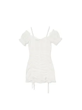 Biała sukienka z marszczeniami