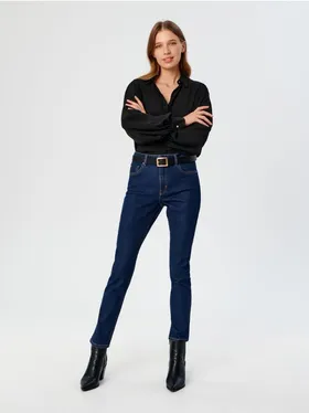 Spodnie jeansowe o prostym kroju uszyte z bawełny z domieszką elastycznych włókien. - niebieski