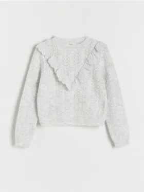 Sweter o prostym kroju, wykonany z ażurowej dzianiny. - jasnoszary