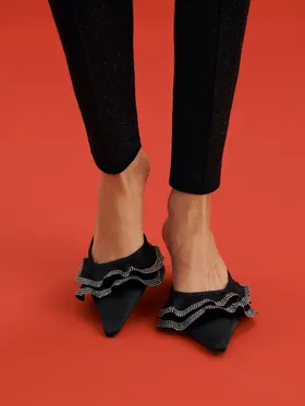 Buty typu mule, wykonane z satyny oraz skóry naturalnej. - czarny