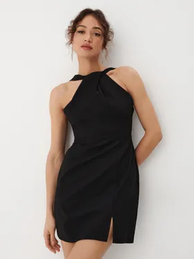 Sukienka mini z dekoltem halter - Czarny