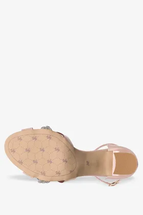 Beżowe sandały skórzane na słupku z zakrytą piętą pasek wokół kostki ozdobny warkocz produkt polski casu 2496